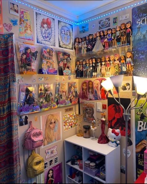 Chaotic Room, Chaotic Room Aesthetic, Chaotic Good, Living Room Aesthetics, Room Aesthetics, Pinterest Room Decor, Room Goals, Doll Display, Pretty Room