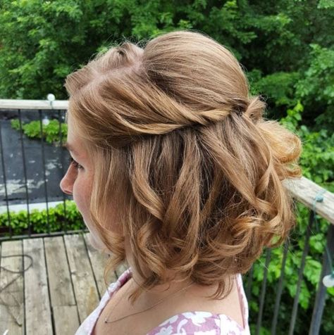 Hairstyle Bridesmaid, Simple Short Hairstyles, Mother Of The Bride Hair, Peinados Fáciles Para Cabello Corto, Low Bun, Short Wedding Hair, Penteado Cabelo Curto, Wedding Hairstyles Updo, Short Hair Updo