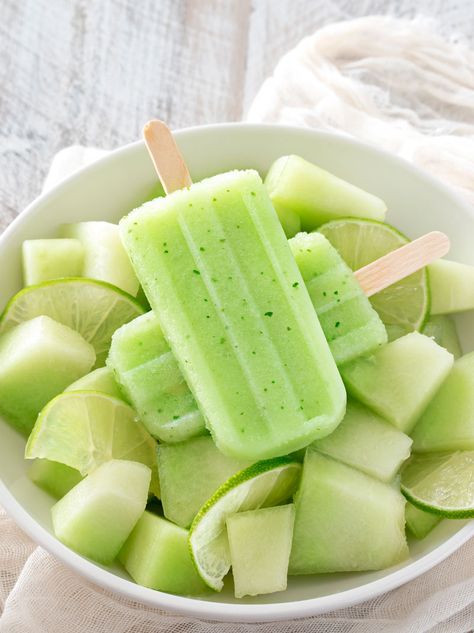 Homemade Popsicles Healthy, Summer Popsicle Recipes, Gourmet Popsicles, Ice Cream Aesthetic, Healthy Popsicles, Snacks Ideas, Homemade Popsicles, Cream Aesthetic, Popsicle Recipes