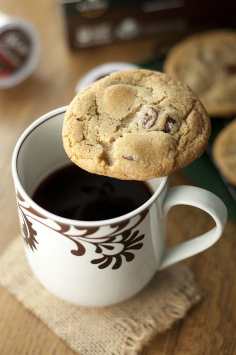 Cookies With Coffee, Coffee And Biscuits, Cookies And Coffee, Tea And Cookies, Cookie Coffee, Chocolate Chunk Cookie Recipe, Chocolate And Coffee, Coffee Board, Coffee Mix