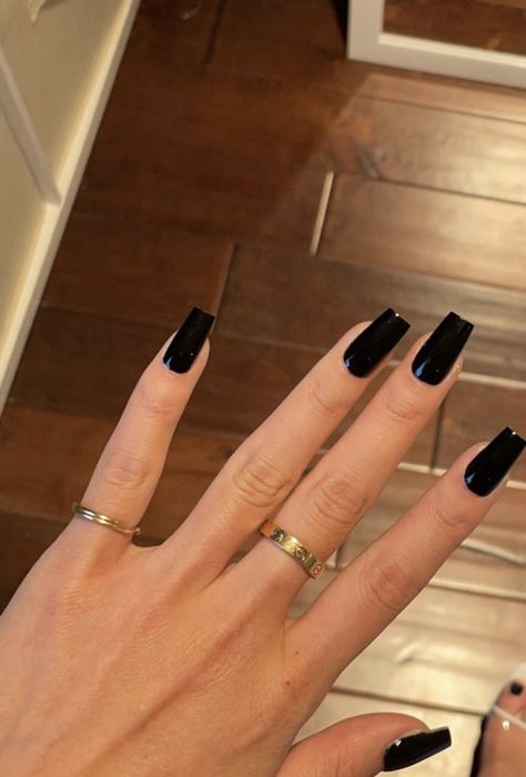 Rounded Square Nails Long, Short Square Nails Plain Colors, Acrylic Nail Designs Medium Square, Nails Medium Square Design, Black Square Round Nails, Square Nails Plain Color, Solid Nail Color Ideas Square, Nail Inspiration Square Medium, Black Shirt Square Nails