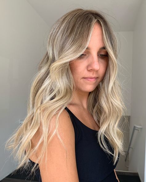 Soft, bright dimension for the win✨ Some of my favourite placements to do for blondes are the ones that look so bright and blended but there’s still a lot of softness at the root so your grow out can be so effortless, you can easily go 6+ months before you need another refresh @redkenpro {SEQ} 6N 6G - root 10WG 10Gi - ends Blended Roots Blonde, Blonde Highlights With Root Smudge, Root Tap Blonde, Blonde With Root Smudge, Root Shadow Blonde, Root Smudge Blonde, Rooted Blonde, Root Smudge, Blonde Hair With Roots