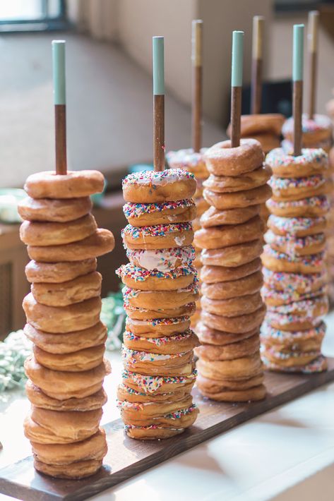 Bar Ideas For Wedding, Donut Bar Ideas, Fun Wedding Food, Donut Stack, Donut Station, Bohemian Wedding Cake, Champagne Breakfast, Wedding Snacks, How To Stack Cakes