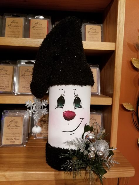 Wine bottle snowman Snowman Wine Bottle, Diy Snowman Decorations, Wine Bottle Crafts Christmas, Painted Snowman, Christmas Wine Bottles, Wine Bottle Diy Crafts, Diy Snowman, Painted Wine Bottles, Wine Bottle Diy