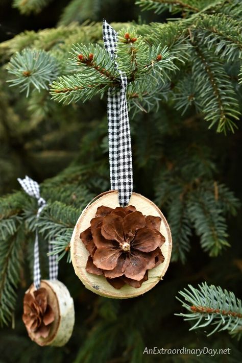 Pine Cone Ornament, Juleverksted For Barn, Natural Christmas Tree, Pinecone Christmas, Rustic Christmas Ornaments, Diy Jul, Natural Christmas Decor, Christmas Tree Decorations Diy, Pine Cone Decorations