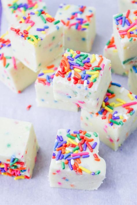 Funfetti Fudge, Birthday Cake Fudge, Edible Sugar Cookie Dough, Cake Batter Fudge, Easy Cakes, Party Food Dessert, Birthday Party Desserts, Sugar Cookie Bars, Dessert Easy