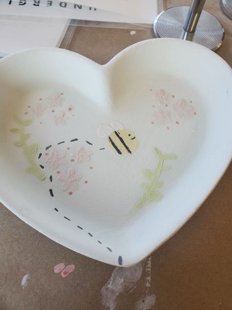 Bumblebee pottery art by me :) Pottery Painting Ideas Bees, Bee Pottery Ideas, Bee Pottery Painting, Bumblebee Drawing, Pretty Pottery, Diy Keramik, Ceramic Cafe, Diy Pottery Painting, Pottery Inspo