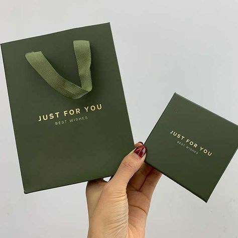 Luxury Green Packaging, Green Jewelry Packaging, Dark Green Packaging, Jewelry Bag Packaging, Dark Green Jewelry, Box Bag Packaging, Jewelry Gift Packaging, Luxury Paper Bag, Green Branding