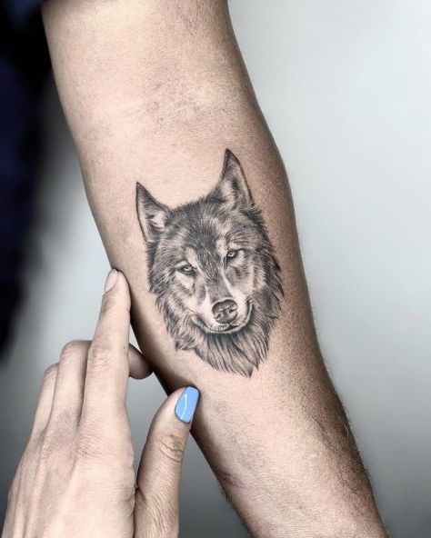 Wolf Paw Tattoos, Wolf Tattoo Forearm, Lone Wolf Tattoo, Herren Hand Tattoos, Animal Tattoos For Men, Wolf Tattoo Ideas, Small Wolf Tattoo, Daniel Silva, Lillies Tattoo