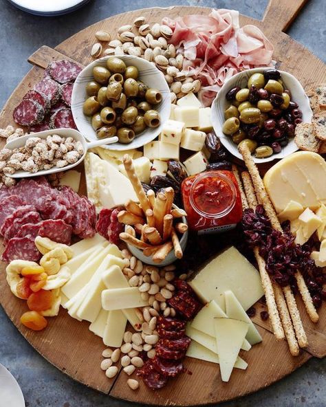 Beautiful Cheeseboard Appetizer Board, Plateau Charcuterie, Fest Mad, Whats Gaby Cooking, Antipasto Platter, Läcker Mat, Deilig Mat, Snacks Für Party, Cheese Platters