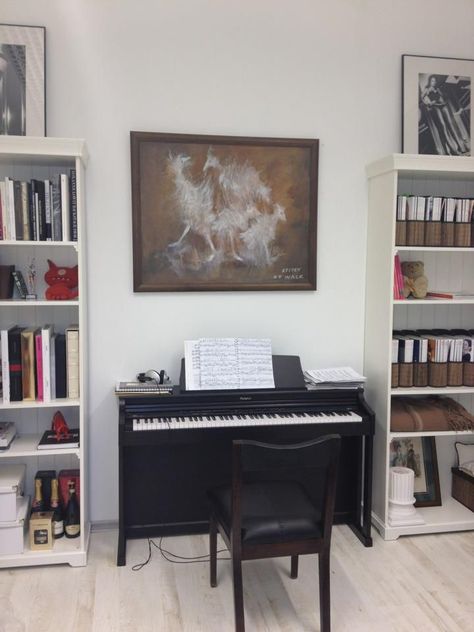 Electric Piano Decor, Electric Piano In Living Room, Music Corner Living Room, Sight Reading Music, Small Piano, Piano Room Decor, Piano Living Rooms, House In France, Interior Kitchen Small