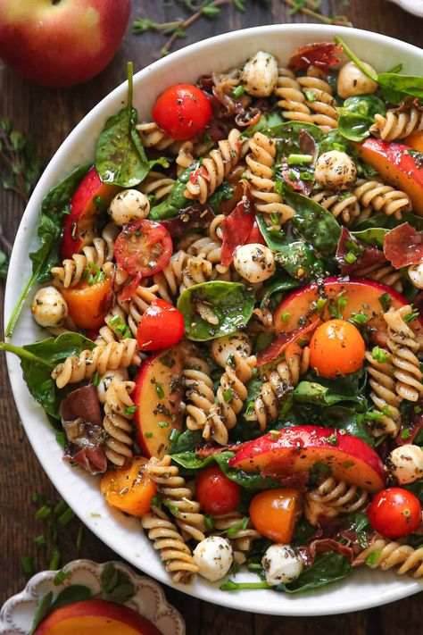 Summer Pasta Salad with Peaches, Spinach, Tomatoes, and Mozzarella Cheese in a bowl Peach Pasta Salad, Salad With Peaches, Salad With Spinach, Pasta Salad With Spinach, Tomato Mozzarella Salad, Tomatoes And Mozzarella, Tomato Pasta Salad, Fresh Recipe, Crispy Prosciutto