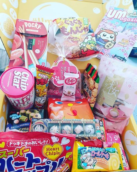 UmaiBox - Box mensuelle de friandises et snacks japonais ! Japanese Snacks Packaging, Snacks Japonais, Kawaii Snacks, Japan Snacks, Adorable Food, Japanese Candy Snacks, Bebidas Do Starbucks, Colorful Desserts, Valentine's Day Gift Baskets