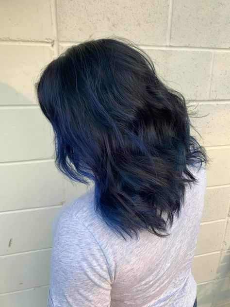 Midnight Blue Hair With Highlights, Navy Blue And Black Hair, Black And Navy Hair, Brown And Dark Blue Hair, Dark Blue And Brown Hair, Navy Blue Hair Aesthetic, Dark Blue Hair Highlights, Black Sapphire Hair, Girl With Dark Blue Hair