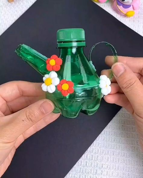 Hosting A Tea Party, Plastic Bottle Crafts Diy, Water Bottle Crafts, Diy Steps, Cute Water Bottle, مشروعات العلوم, Plastic Bottle Art, Mini Bottle, Diy Bottle Crafts