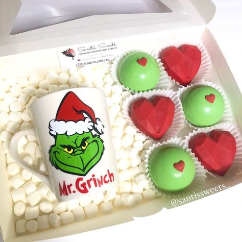 Grinch Cocoa Balls, Bake Sell Treats, Christmas Baking Gift Ideas, Grinch Strawberries, Grinch Hot Cocoa Balls, Grinch Cupcakes Ideas, Christmas Treat Ideas For Gifts, Grinch Truffles, Christmas Treats To Sell