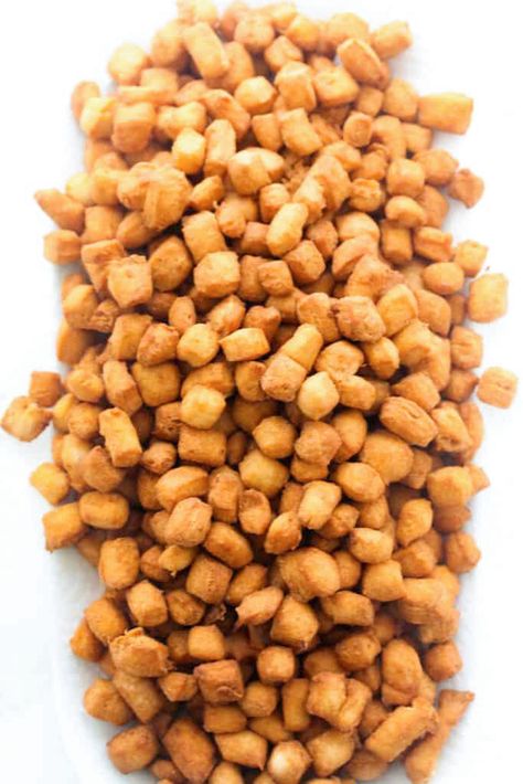 This sweet crunchy African Chin Chin recipe is easy to make and it's SO delicious! It is very easy to customize and is the perfect snack for kids and special occasions. Nigerian Chin Chin Recipe, Chin Chin Recipe, Sims Home, Snack Pictures, Nigerian Recipes, Snack For Kids, African Cooking, Chin Chin, Dinner Rolls Recipe