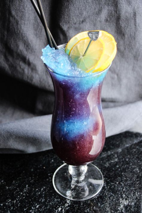 The Galaxy Mocktail is a super pretty space themed mocktail perfect for adults and kids alike. It's a refreshing slushie drink that tastes as good as it looks! Galaxy Mocktail, Party Food For Adults, Birthday Themes For Adults, Mermaid Drink, Space Food, Summer Drink Recipes, Themed Drinks, Easy Drinks, Birthday Party Food