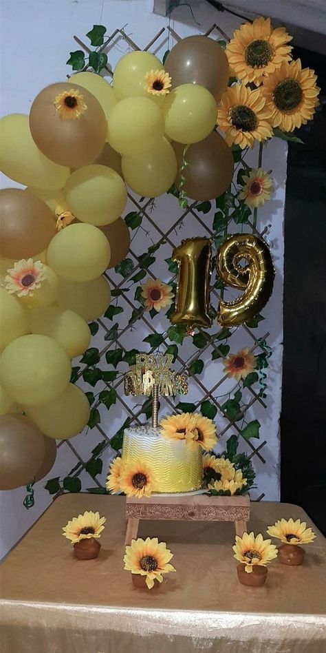 Yellow Birthday Decor, Ideas Cumpleaños Mujer, Ideas Para Cumpleaños Mujer, Sunflower Birthday Party Decoration, Sunflowers Birthday, Cake Table Decorations Birthday, Sunflower Birthday Party, Sunflower Party Decorations, Sunflower Birthday Parties