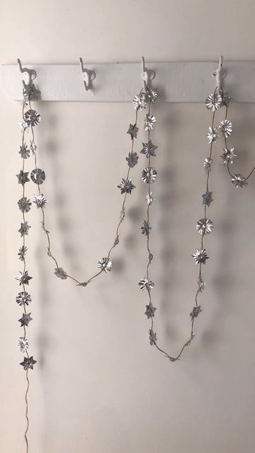 Tin Foil Decorations, Paper Star Garland Diy, Tin Ornaments Diy, Diy Xmas Garland, Homemade Christmas Garland, Oxford Christmas, Diy Star Garland, Christmas Star Garland, Tin Decorations