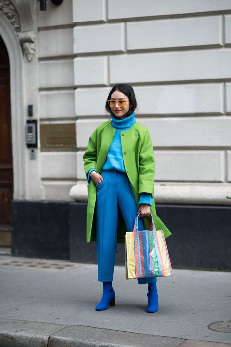 The Best London Fashion Week Street Style+#refinery29uk Blue And Green Outfit, Green Outfit Ideas, London Fashion Week Street Style, London Fashion Weeks, Color Blocking Outfits, Barbie Mode, London Street Style, Spring Street Style, Green Outfit