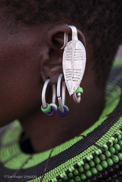 ♥African Fashion African Inspired Fashion, Art Africain, We Are The World, Africa Fashion, African Jewelry, Ear Rings, African Culture, African Beauty, Rhinestone Jewelry