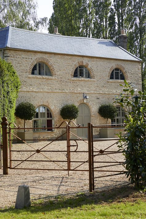 Cotswold Extension, English Countryside Home, Sims Hilditch, Country Home Exterior, British Interior Design, Cotswold House, Historical House, Country Garden Design, London Residence