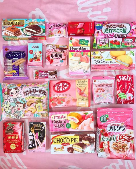 Japanese Snacks Aesthetic, Japanese Candy Packaging, Japanese Food Snacks, Japanese Snacks Packaging, Japanese Candies, Snacks Japonais, Japan Sweets, Pink Japan, Japan Snacks