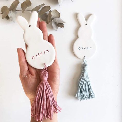 Bunny Decorations, Personalized Easter Gifts, Keepsake Gifts, Hemma Diy, Clay Crafts Air Dry, Easter Bunny Decorations, Creation Deco, Clay Ornaments, Personalized Easter