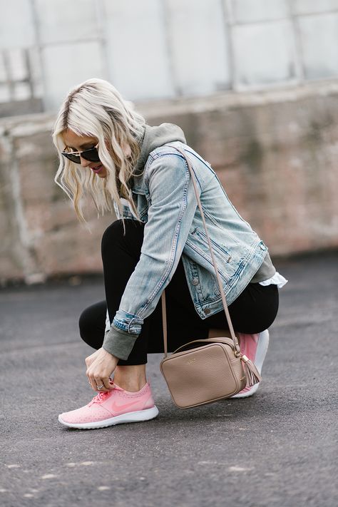 Pink Nike Shoes Outfit, Pink Sneakers Outfit, Light Pink Sneakers, Olive Hoodie, Runners Outfit, Activewear Trends, Pink Nike Shoes, Sneaker Outfits Women, Leggings Nike