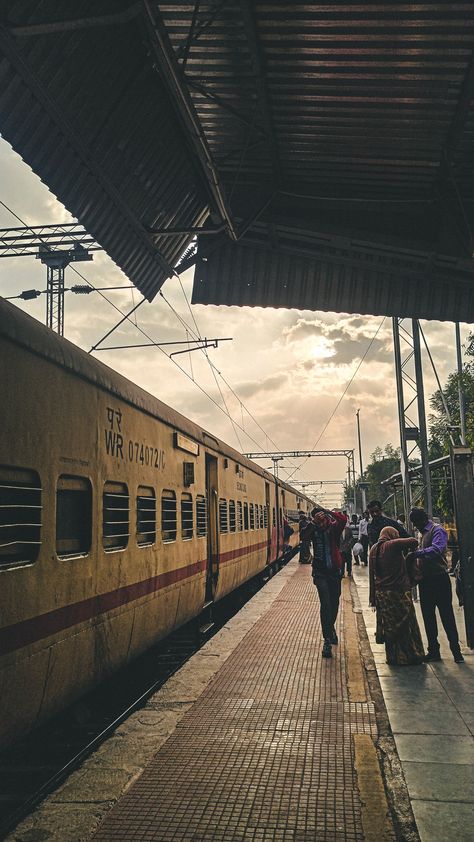 Train Travel Stories Instagram, Insta Fake Story, Railway Aesthetic, Travel Aesthetic Instagram Story, Train Snap, Bakgerand Photo, City Life Photography, Sky Photography Nature, Travel Pictures Poses