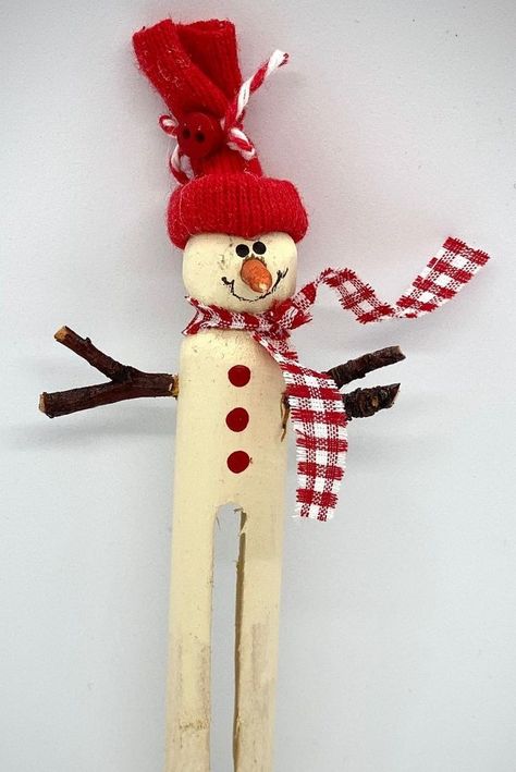 Clothespin Snowman, Pin Ornaments, Christmas Clothespin, Clothes Pin Ornaments, Clothespin Crafts Christmas, Clothespin People, Clothespin Diy Crafts, Wooden Clothespin Crafts, Clothespin Crafts