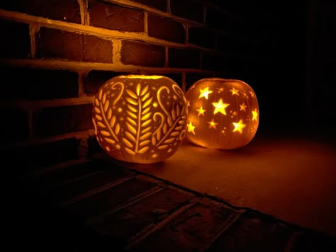 Pretty Carved Pumpkins, Geometric Pumpkin Carving, Fancy Pumpkin Carving Ideas, Halloween Pumpink Carving Ideas, Pumpkin Carving Pretty, Impressive Pumpkin Carving, Pumpkin Carving Aesthetic Ideas, Pumpkin Carving Ideas Pretty, Cottagecore Pumpkin Carving