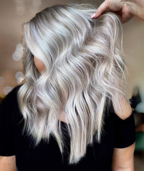 Beige Lowlights, White Hair Highlights, Straight Hair Highlights, White Blonde Highlights, Silver Hair Highlights, Balayage Straight, Gray Balayage, Ash Blonde Hair Colour, Grey Curly Hair