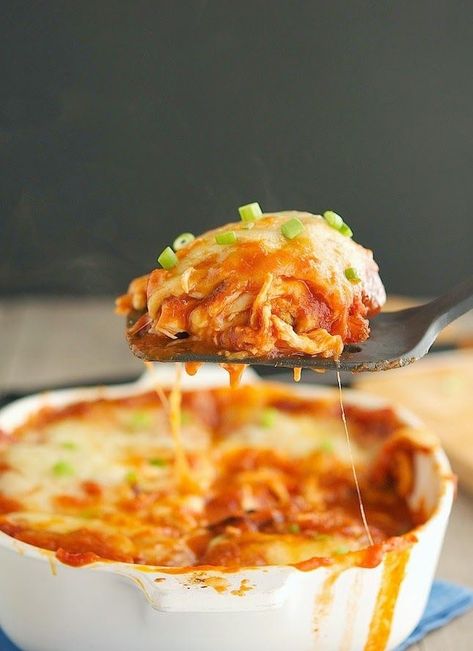 (Primal) Chicken Enchilada Casserole - This looks great (everything but the cheese of course!!) Resep Makanan Beku, Paleo Casserole, Chicken Enchilada Casserole Recipe, Primal Diet, Cheesy Chicken Enchiladas, Enchilada Casserole Recipes, Paleo Main Dishes, Chicken Enchilada Casserole, Resep Diet