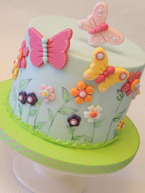 Simple Flowers & Butterflies - cake by Shereen - CakesDecor Birthday Cake Flowers, Birthday Cakes Girls Kids, Kue Fondant, Butterfly Birthday Cakes, 1st Birthday Cakes, Cake Flowers, Baby Birthday Cakes, Butterfly Cakes, Butterflies And Flowers