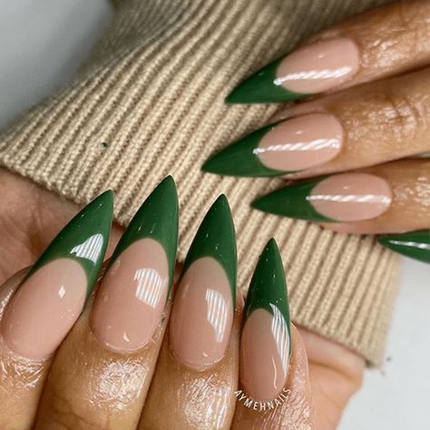 Green Stelito Nails, Acrylic Nail Designs Stiletto Pointy, Pointy Green Nails, Green Stilletto Nails, Emerald Green Stiletto Nails, Dark Green Tip Nails, Sharp Acrylic Nails, Green Stiletto Nails Designs, Pointy French Tip Nails