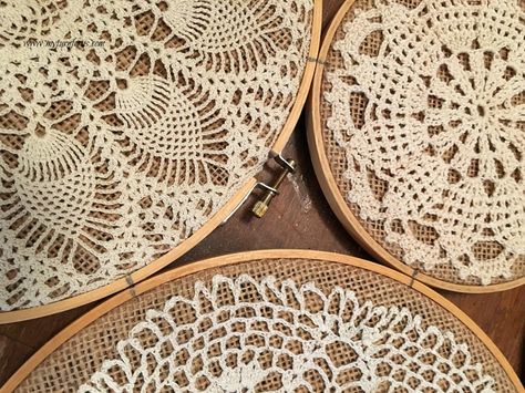 Vintage Crochet Doilies on Embroidery Hoops Collage Wall Decor      http://www.myturnforus.com/2016/05/vintage-crochet-doilies-on-embroidery.html Framed Doilies, Doilies Diy, Embroidery Hoop Decor, Doily Art, Crochet Blanket Edging, Bobble Crochet, Crochet Wall Art, Wall Collage Decor, Doilies Crafts