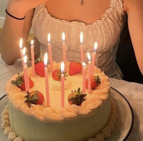 Bolo Tumblr, Tapeta Z Hello Kitty, Cute Birthday Pictures, Läcker Mat, Bday Girl, Pretty Birthday Cakes, Cute Birthday Cakes, Tapeta Pro Iphone, Birthday Pictures