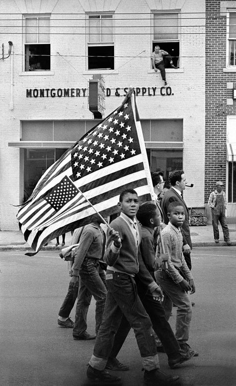 African-American boys holding American flags in Montgomery, Alabama - 25 March 1965. (Image: Stephen F. Somerstein/Getty) Selma March, Penn Station, American Flags, Power To The People, Civil Rights Movement, We Are The World, Iconic Photos, Us History, Black American