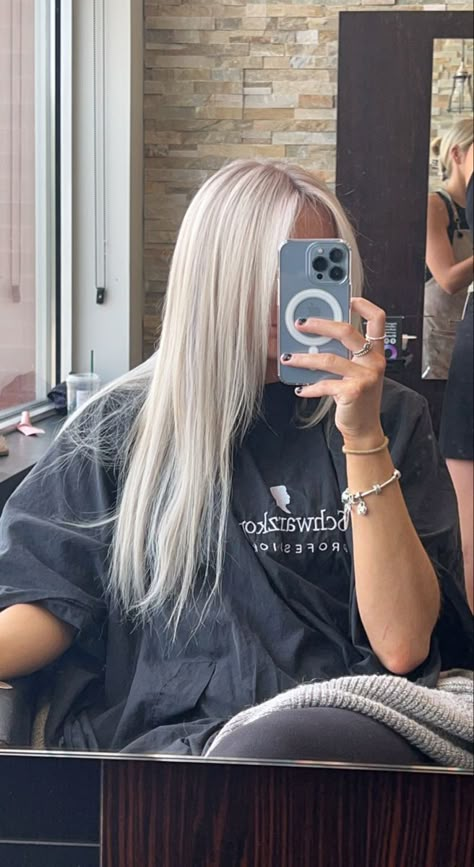 Platinum Blonde Grow Out, Cool Tone Dimensional Blonde, Super Blonde Hair With Dark Roots, Lived In Platinum Blonde Hair, Platinum Blonde Hair Money Piece, Platinum Card Hair, Icy Blonde Highlights On Blonde Hair, As Blond, Platinum Ash Blonde Hair