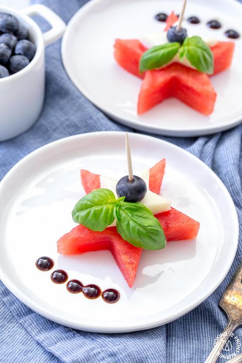 These Watermelon Caprese Bites have that perfect sweet-salty combo taste that makes a refreshing summer appetizer or side salad.  No need to spend time in the kitchen since they come together quick and can be on you table pronto!  #caprese #watermelon #summer #basil #balsamic #salad #appetizer Watermelon Caprese, Caprese Bites, Goat Cheese Appetizer, Easy To Make Appetizers, Decorações Com Comidas, Summer Appetizer, Food Carving, Snacks Für Party, Summer Refreshments