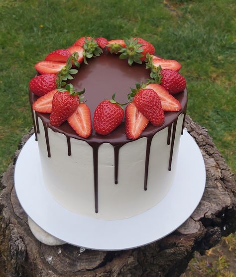 Cake Design With Strawberries, Simple Strawberry Birthday Cake, Cake Decorating With Strawberries, Cake With Hearts Decoration, Strawberry Cakes Design, Strawberry Cake Decorations Birthday, Drip Cake With Strawberries, Strawberry Cake Design Ideas, Cake With Strawberries On Top