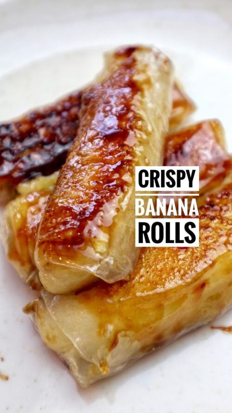 Crispy Banana Rolls from @whenmeateatsveg - ResepMamiku.com Fruit Spring Rolls, Banana Rolls, Banana Spring Rolls, Deep Fried Bananas, Rice Paper Recipes, Banana And Rice, Banana Roll, Spring Roll Wrappers, Spring Roll Recipe