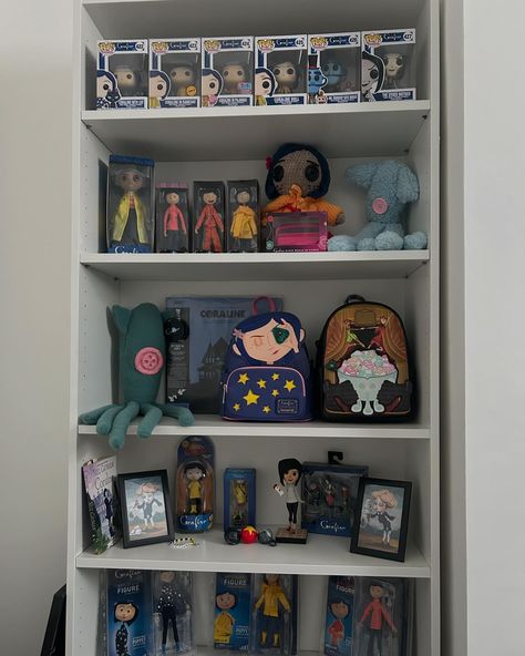 My coraline collection so far. Currently pending more things 🙆‍♀️💙 #coraline #coralinedoll #coralinejones #wybie #laika #neca #othermother Coraline Style, Coraline Collection, Coraline Party, Coraline Halloween Costume, Coraline Halloween, Coraline Costume, Bedroom Shelf, Coraline Aesthetic, Coraline Doll