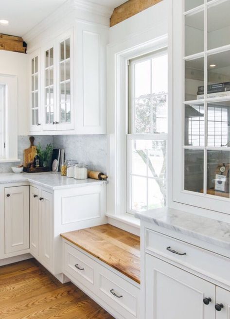 Low Window, Organiser Cucina, Window Seat Kitchen, Window Bench, Kitchen Cabinets And Countertops, Farmhouse Kitchen Tables, Farmhouse Kitchen Cabinets, Farmhouse Kitchen Design, Cabinets And Countertops