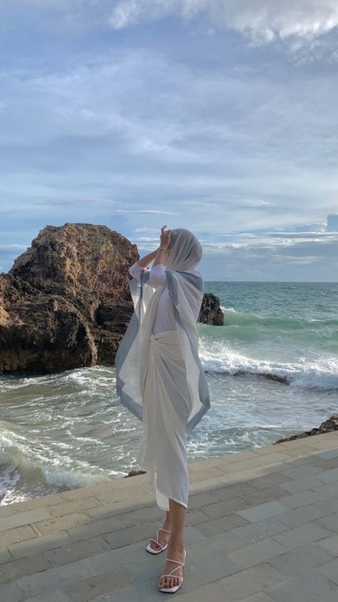 Hatyai Outfit Hijab, Ootd Pantai Bali, Ootd Bali Hijab, Beach Ootd Hijab, Outfit Beach Hijab, Bali Outfit Ideas Hijab, Outfit Hijab Pantai, Bali Summer Outfits, Outfit Mantai