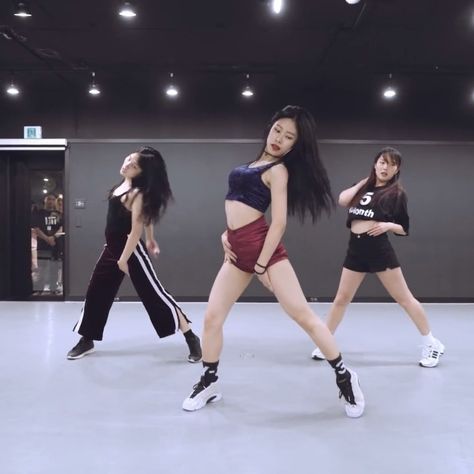 Hey Mama Dance, 1 Million Dance Studio, Dance Aesthetics, Studio Dance, Instagram Song, Hey Mama, Dance Kpop, Hip Hop Dance, Dance Studio