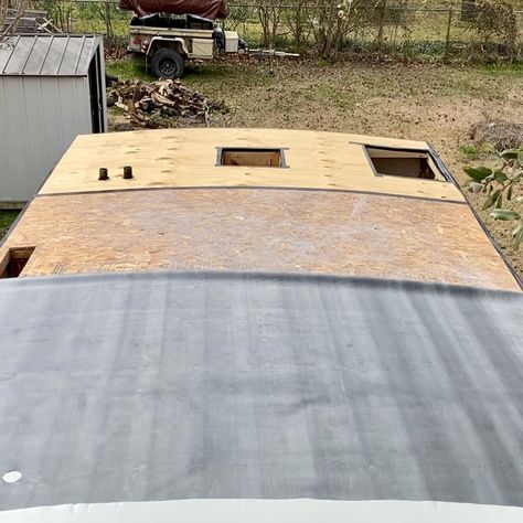 How to install an EPDM rubber roof on a Camper or RV (A Helpful Guide) - Remodel Your RV Rv Siding Ideas, Diy Travel Trailer Remodel, Rv Repair Exterior, Rv Exterior Remodel, Camper Roof Repair, Camper Rebuild, Camper Revamp, Camper Updates, Rv Restoration