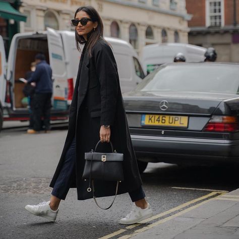 VEJA on Instagram: “#OOTD inspo from @cocobeautea - Our Campo White Natural are made out of chromefree leather, suede, tech lining (100% recycled plastic…” Basket Veja, Minimalist Street Style, Veja Shoes, Outfit 2022, Veja Sneakers, Elegante Casual, Event Outfit, Androgynous Fashion, Casual Work Outfits